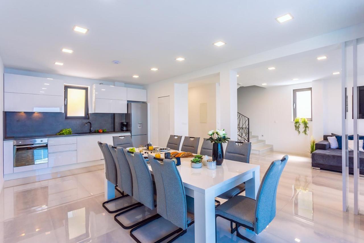 Villa Belvedere With Heated Pool, Billiards, Media Room, Sea Views,10 Pax Omis Luaran gambar