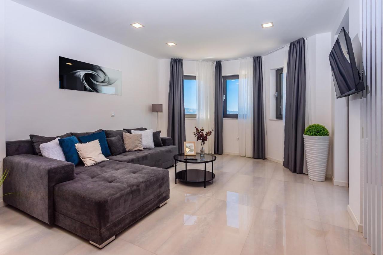 Villa Belvedere With Heated Pool, Billiards, Media Room, Sea Views,10 Pax Omis Luaran gambar