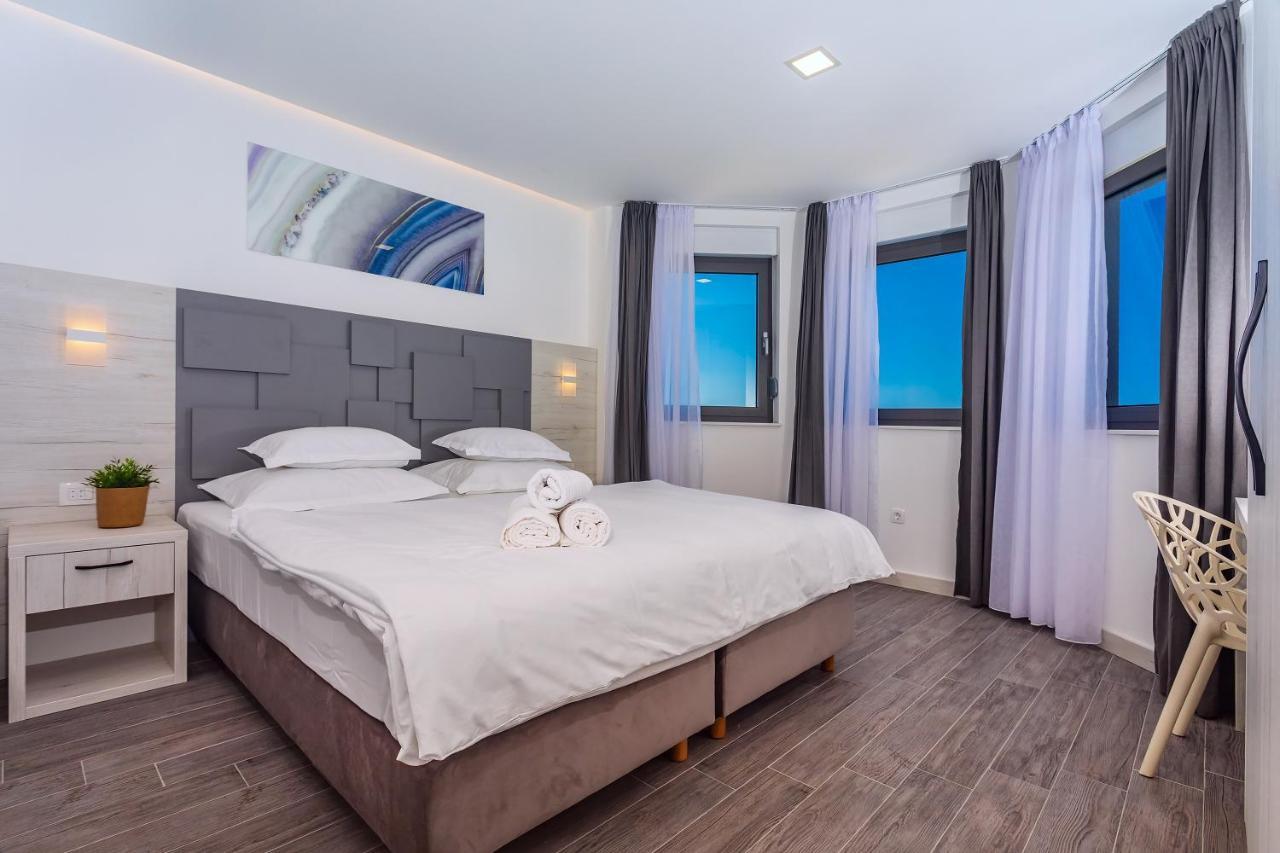 Villa Belvedere With Heated Pool, Billiards, Media Room, Sea Views,10 Pax Omis Luaran gambar