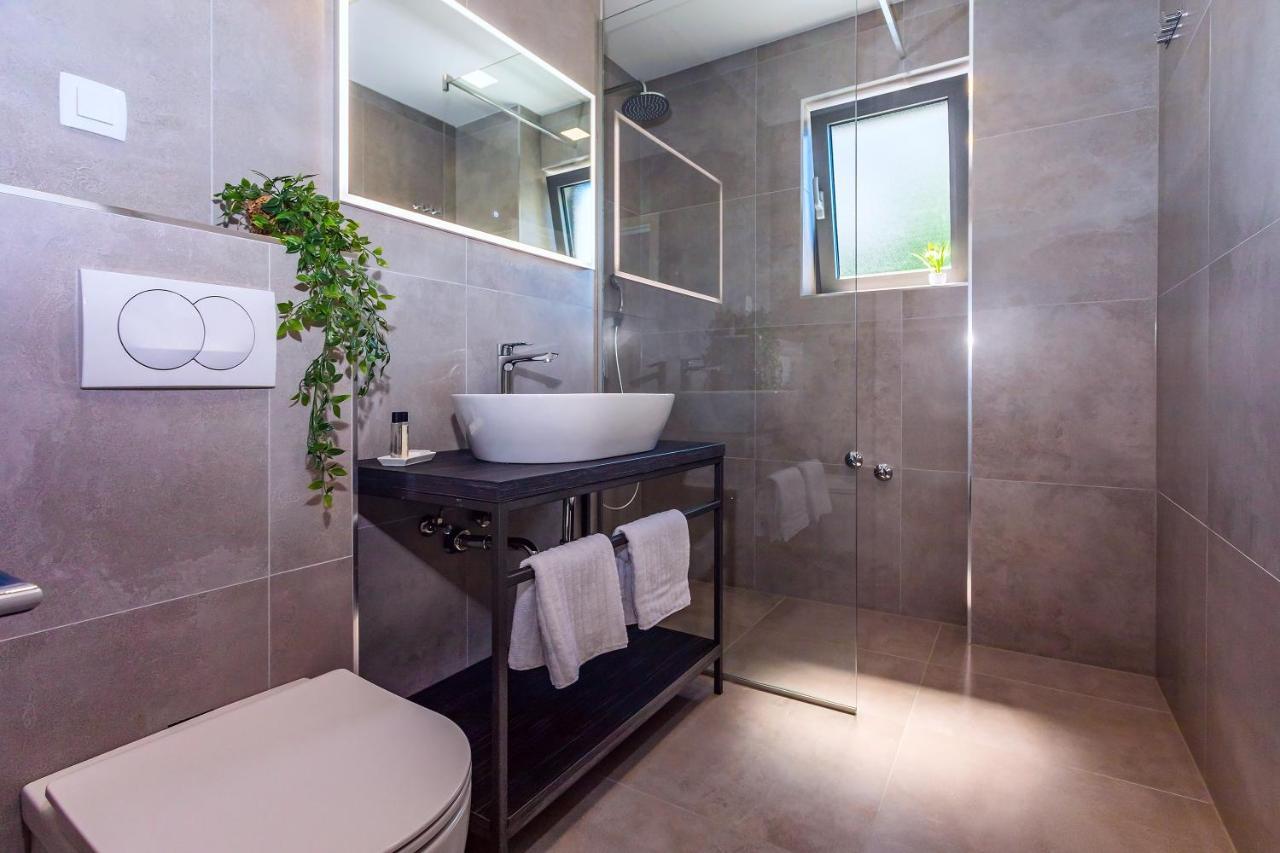 Villa Belvedere With Heated Pool, Billiards, Media Room, Sea Views,10 Pax Omis Luaran gambar